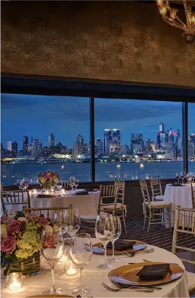 Comedor de Chart House con vista al puerto